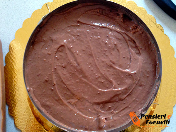 La torta rocher ricoperta di cremoso al cioccolato fondente.