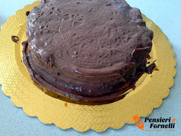La torta Rocher sformata dopo il riposo e guarnita con il cremoso.