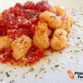 Gnocchi di ricotta con pomodoro e polvere di melanzana