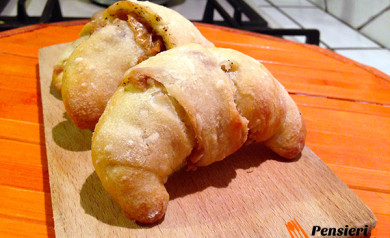 Cornetti di pane ai ciccioli