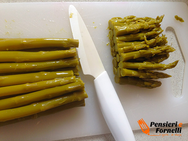 Zattera di asparagi con petto di tacchino e patatine al profumo di limone
