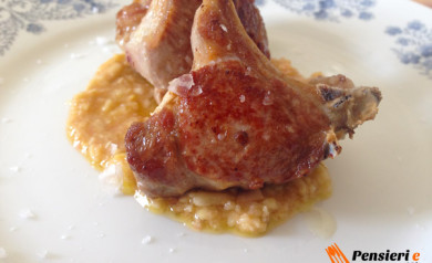 Costine di agnello con salsa di arancia e pinoli